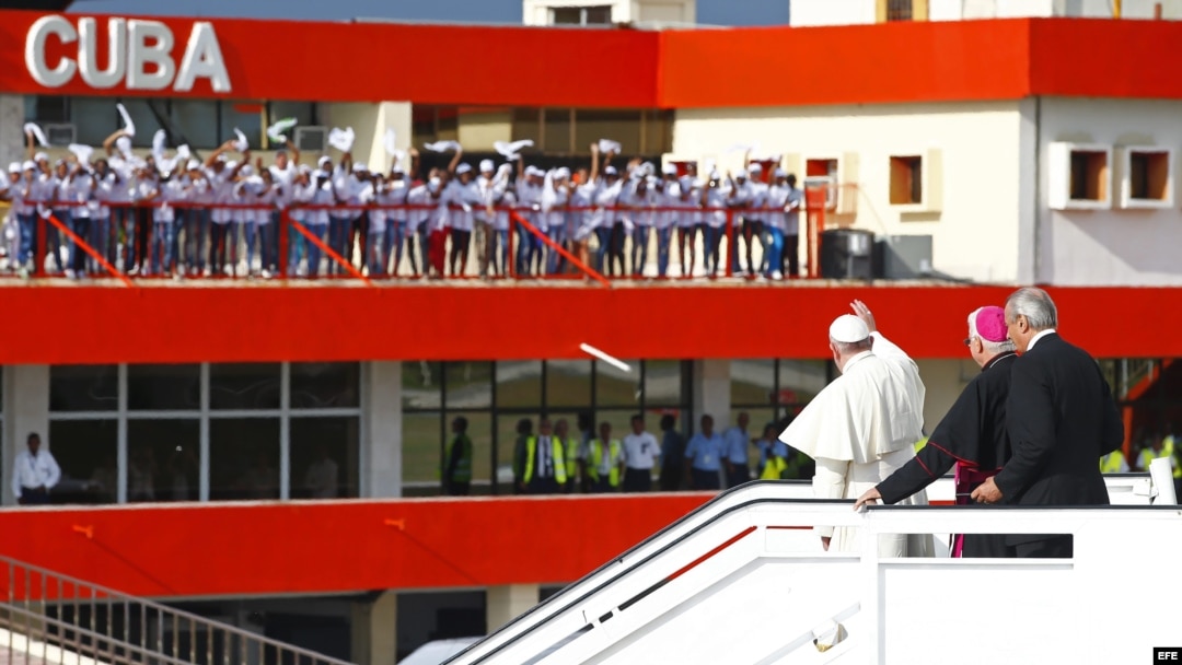 El papa Francisco (3d) saluda hoy, lunes 21 de septiembre de 2015, a su llegada al aeropuerto de Santiago de Cuba (Cuba).