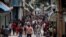 Decenas de personas caminan por una calle comercial de La Habana en medio de las medidas de control por el COVID-19. REUTERS/Alexandre Meneghini