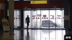 Un hombre sale de la terminal E del aeropuerto de Sheremetiévo, a las afueras de Moscú, Rusia. 