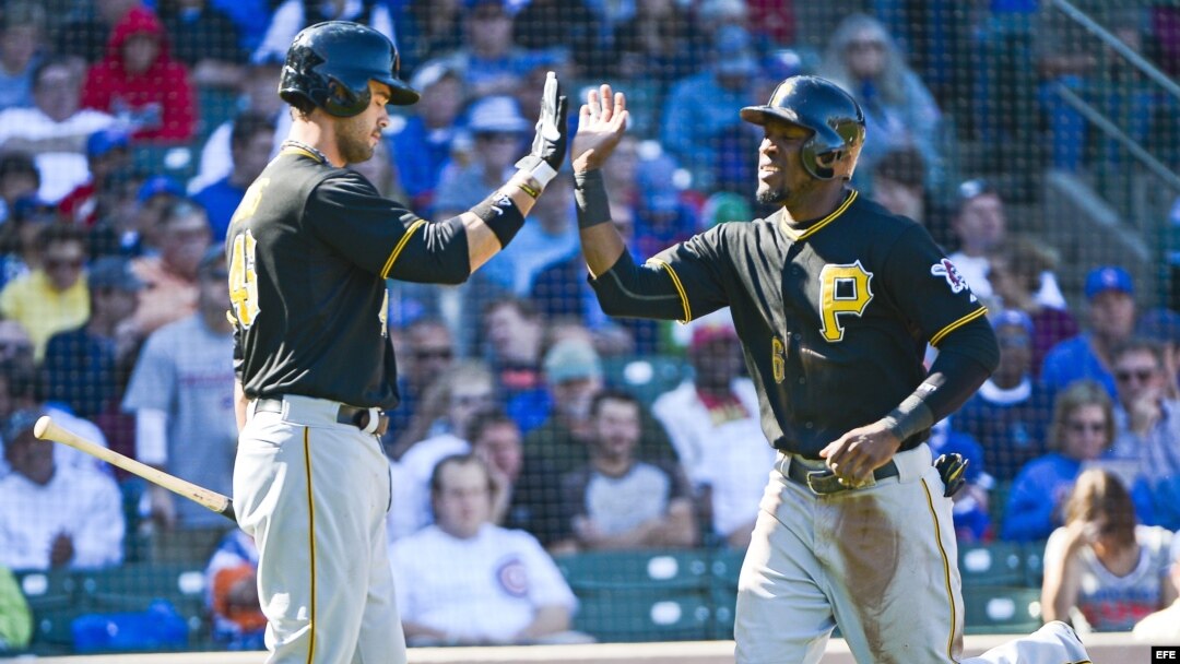 El jugador de los Piratas Starling Marte (d) celebra una carrera con su compañero Garrett Jones (i). 