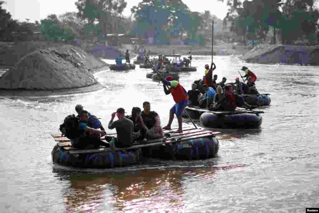 Migrantes cubanos en ruta a Estados Unidos viajan en balsas a través del río Suchiate desde Tecún Umán, Guatemala, a Ciudad Hidalgo, México. La foto fue tomada el 7 de abril de 2019.