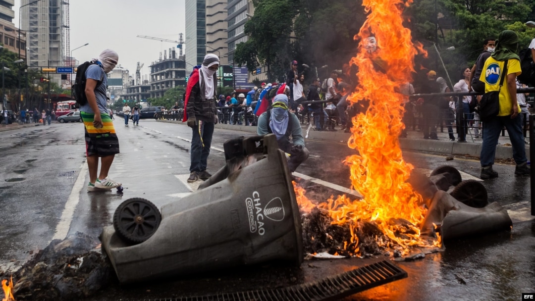 Manifestantes opositores al gobierno del presidente venezolano Nicolás Maduro