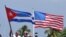 Las banderas de Cuba y Estados Unidos.