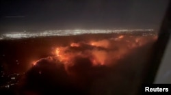 Vista del incendio de Palisades desde un avión, 7 de enero de 2025, en esta captura de pantalla obtenida de un video publicado en redes sociales. Mark Viniello/via REUTERS