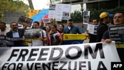 Venezolanos frente a la sede de la Organización de Naciones Unidas