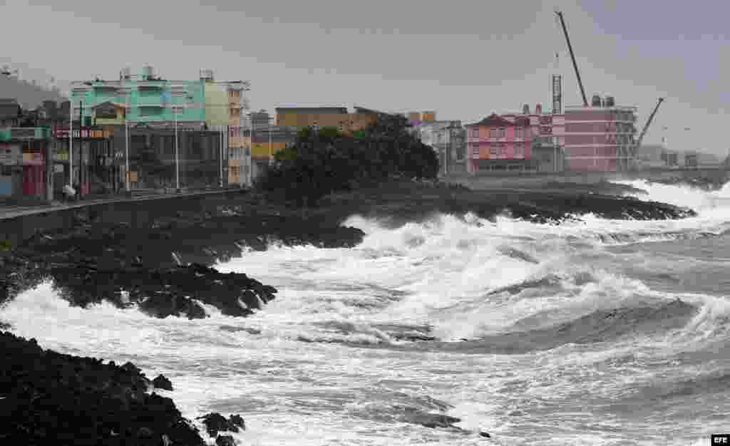 Vista del malecón de la ciudad de Baracoa hoy, martes 04 de octubre, en Guantánamo (Cuba). El "extremadamente peligroso" huracán de categoría 4 Matthew.