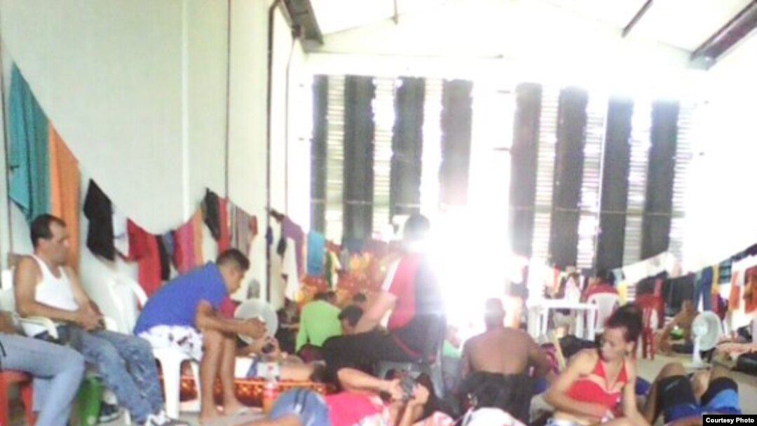 Migrantes cubanos aguardan en el almacén de Trubo, una salida a su conflicto migratorio. Foto Cortesía Migrantes de Turbo.