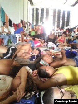 Migrantes cubanos aguardan en el almacén de Trubo, una salida a su conflicto migratorio. Foto Cortesía Migrantes de Turbo.