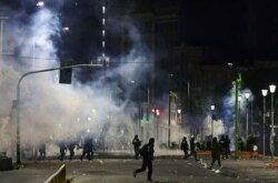 Fuerzas de seguridad enfrentan a simpatizantes del ex presidente Evo Morales la noche del martes en las calles de La Paz (Foto: Ronaldo Schemidt/AFP).