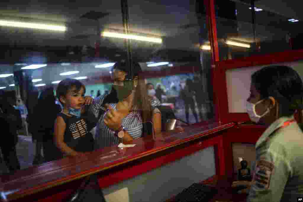 Viajeros procedentes de Canc&#250;n m&#233;xico hacen el chequeo de inmigraci&#243;n en el aeropuerto Jos&#233; Mart&#237;, de La Habana. (AP Photo/Ramon Espinosa)