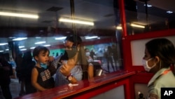 Viajeros procedentes de Cancún, México, hacen el chequeo de inmigración en el aeropuerto José Martí, de La Habana. (AP Photo/Ramon Espinosa)