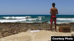 El principal rompeolas de los surfistas cubanos, en la calle 70 de Miramar, está cuajado de "dienteperro", arrecifes coralinos y erizos.