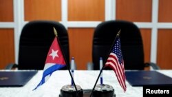 Banderas de EEUU y Cuba durante la firma de un acuerdo entre autoridades de ambos país, en 2017. (REUTERS/Alexandre Meneghini/Archivo)
