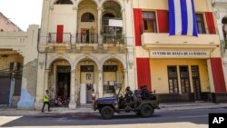 La policía de las fuerzas especiales patrulla las calles de La Habana, el 21 de julio de 2021. (AP/Eliana Aponte/Archivo)