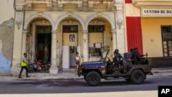 La policía de las fuerzas especiales patrulla las calles de La Habana, el 21 de julio de 2021. (Foto AP / Eliana Aponte)
