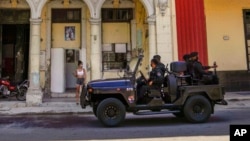 La policía de las fuerzas especiales patrulla las calles de La Habana, el 21 de julio de 2021. (AP/Eliana Aponte/Archivo)
