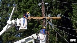 Un grupo de obreros tratan de arreglar un cable de electricidad en Springfield, Virginia, EE.UU.
