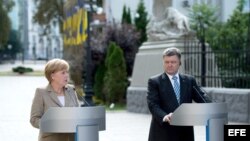 Merkel visita Ucrania y se reune con el presidente Poroshenko.