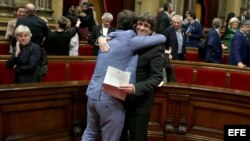 - El presidente de la Generalitat, Carles Puigdemont, tras aprobarse en el pleno del Parlament la declaración de independencia, con los votos de Junts pel Sí (JxSí) y la CUP, una resolución en la que, en su preámbulo, se declara un "Estado independiente e