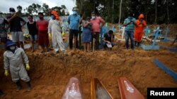 Un entierro en Manaos, Brasil, en mayo 26, 2020, de víctimas de la pandemia. (REUTERS/Bruno Kelly).