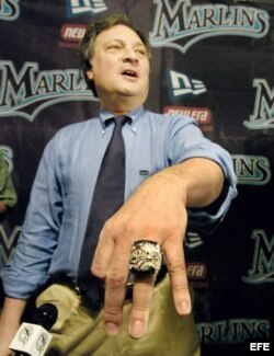 Jeffrey Loria muestra el anillo ganado por los Marlins en la Serie Mundial de 2003.