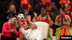 Papa Francisco con artistas del Circo de Cuba.