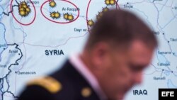 El director de operaciones del Estado Mayor Conjunto de Estados Unidos, teniente general William C. Mayville Jr., informó sobre los primeros ataques aéreos contra objetivos terroristas del Estado Islámico (EI) y Al Qaeda en Siria, el 23 de septiembre de 