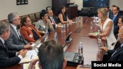 Foto de la reunión de los médicos cubanos con los funcionarios de EEUU. Tomado de @WHAAsstSecty