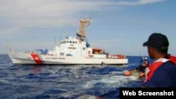 Oficiales de la Guardia Costera de Puerto Rico y EEUU intervinieron en el operativo de detención de los migrantes.