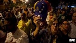 Venezolanos celebran el triunfo de la oposición.