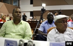 El encargado de negocios de la embajada venezolana Cuba, Edgar Antonio González (i), y el cónsul de Venezuela, Julio Chirino (d) en la conferencia La verdad sobre la agresión a Venezuela