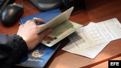 Pasaporte cubano revisado.