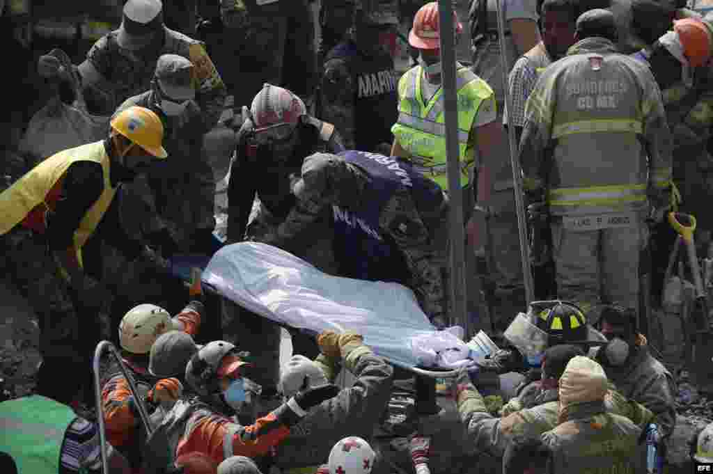 Brigadistas y voluntarios rescatan cuerpos de los edificios colapsados durante el sismo en Ciudad de México.