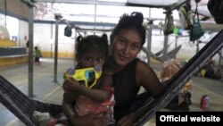 Una madre venezolana con su hija en el albergue Pintolândia en Boa Vista, en el norte de Brasil. © ACNUR/Santiago Escobar-Jaramillo