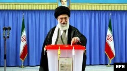 El Ayatolá Ali Khamenei, líder supremo de Irán, estuvo entre los primeros en votar este viernes.