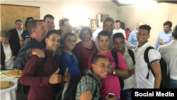 Nuevo curso de lechería para estudiantes cubanos en la Escuela de Nueva Helvecia. Foto tomada del twitter del vicepresidente de la República Oriental del Uruguay