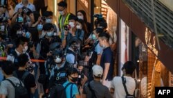 Policías en Hong Kong en un centro comercial para dispersar a manifestantes.