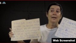 La Dama de Blanco Daisy Artiles muestra carteles con amenazas directas que aparecieron frente a su vivienda. (Archivo)