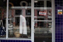 Una tienda cerrada por la pandemia de coronavirus en La Pequeña Habana, en Miami.