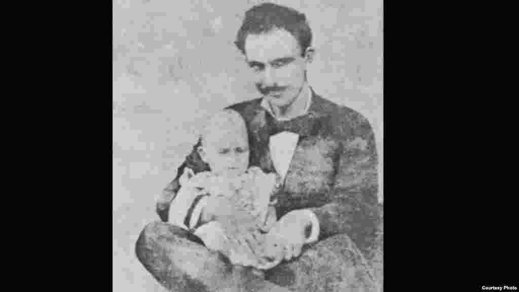 José Martí con su hijo José Francisco en La Habana, 1879.