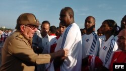 ARCHIVO. Raúl Castro habla con deportistas cubanos