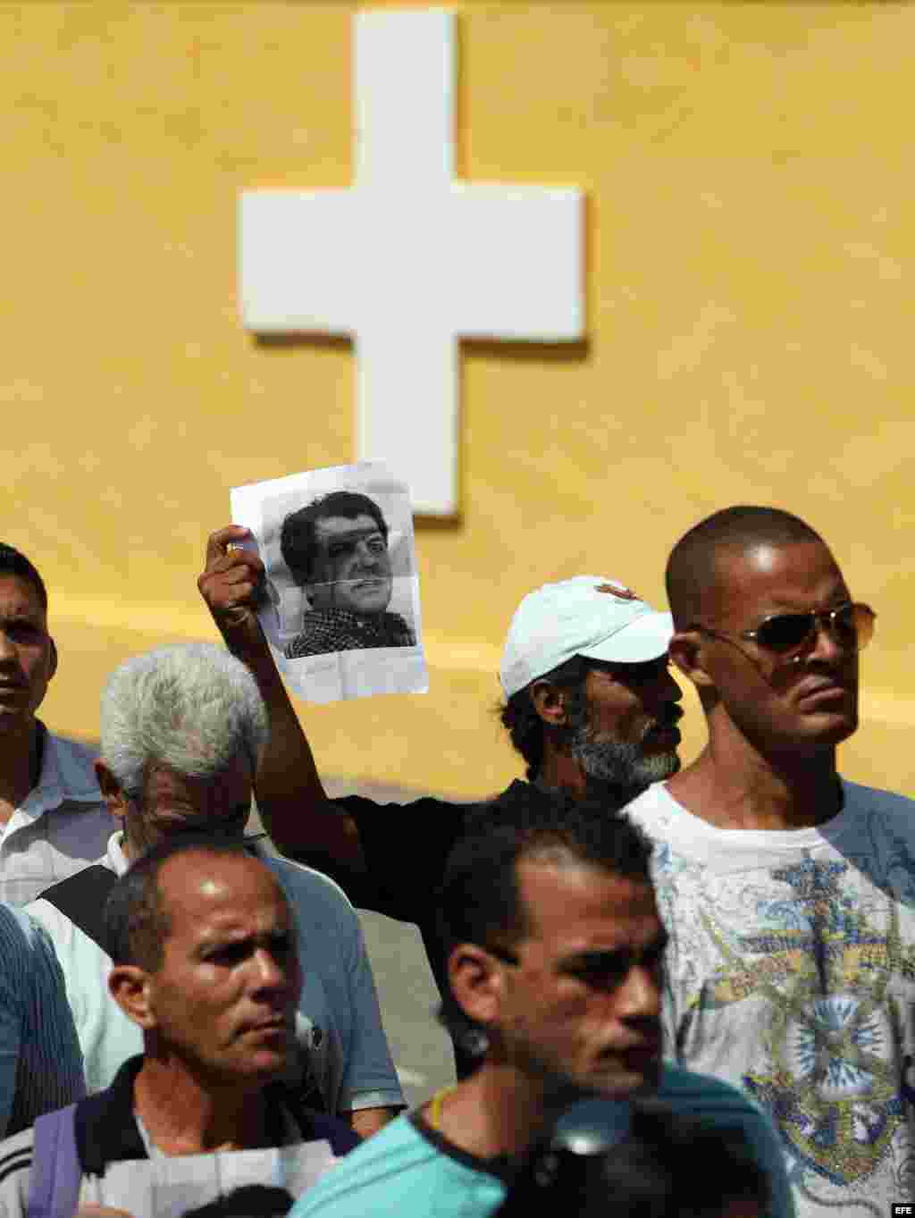 Un grupo de opositores del Movimiento Cristiano Liberación (MCL) participa en una peregrinación hoy, lunes 22 de julio de 2013, en homenaje a los activistas fallecidos Oswaldo Payá y Harold Cepero en el Cementerio Colón en La Habana (Cuba). El movimiento 