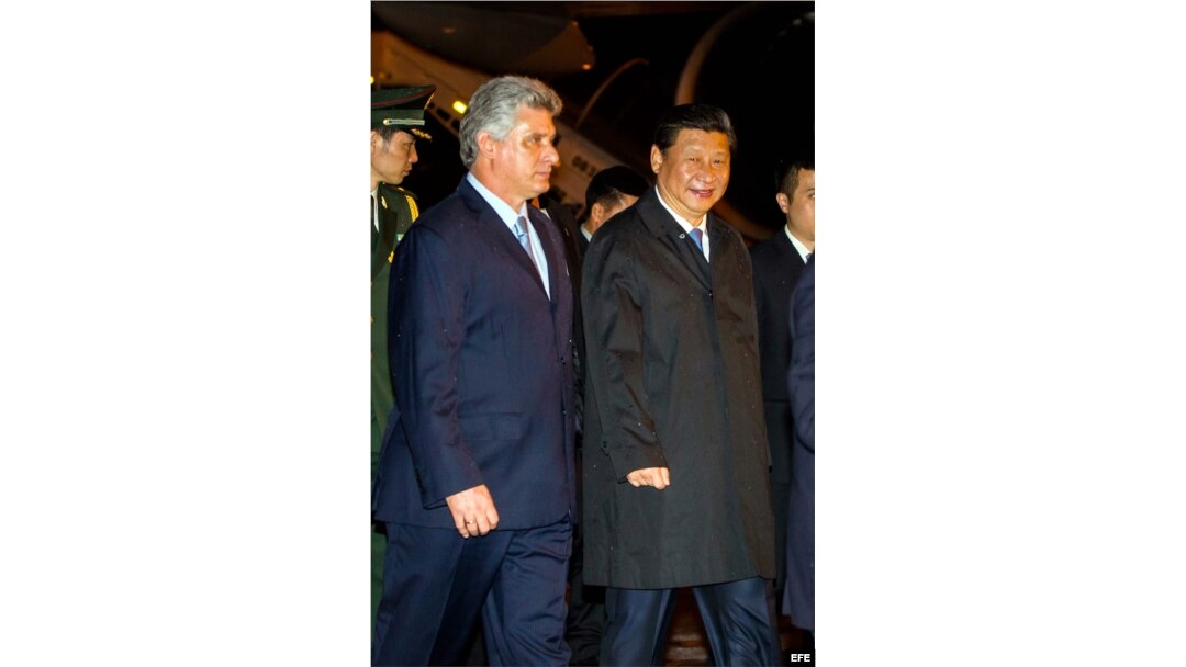 Xi Jinping (d), a su llegada al aeropuerto José Martí de La Habana (Cuba)