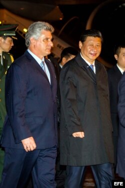 Xi Jinping (d), a su llegada al aeropuerto José Martí de La Habana (Cuba)
