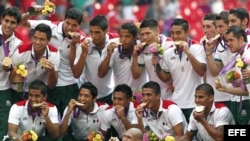 Los jugadores de México celebran su medalla de oro en el torneo olímpico de fútbol tras ganar la final a Brasil. 