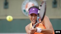 La tenista española-venezolana Garbiñe Muguruza devuelve una pelota a la eslovaca Anna Schmiedlova. 