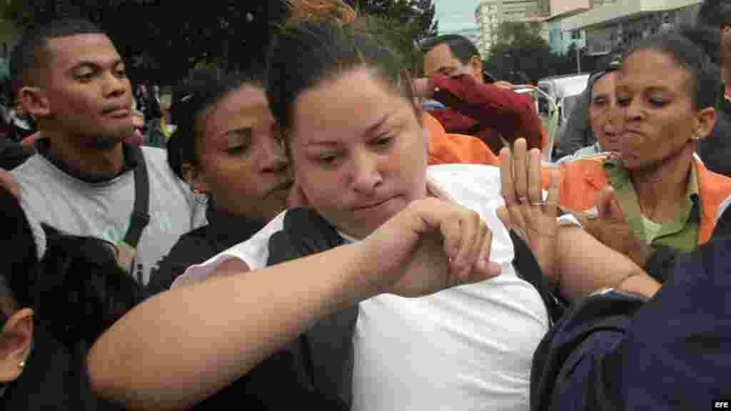 Una Dama de Blanco es arrestada durante una manifestación en una céntrica calle de La Habana.