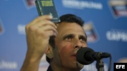  Henrique Capriles, habla durante una rueda de prensa en Caracas (Venezuela), donde aceptó el anuncio realizado por el Consejo Nacional Electoral venezolano (CNE) de auditar el 100 % de los votos de las elecciones. 