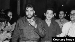 Ernesto Guevara y Raúl Castro