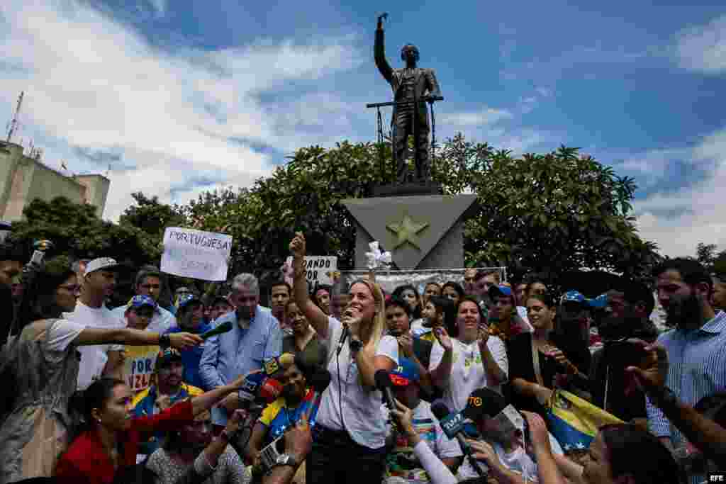 La esposa del líder de la oposición venezolana Leopoldo Lópéz, Lilian Tintori, recibe a un grupo de personas en silla de ruedas seguidoras de la oposición venezolana a su llegada a Caracas (Venezuela) desde el estado de Lara hoy, miércoles 31 de agosto de